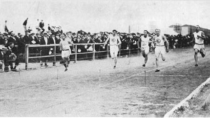 Archie Hahn winning 60-meter race, 1904
