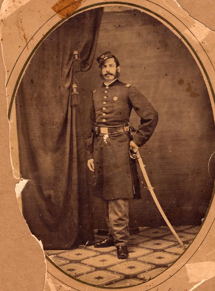 Photo portrait of Civil War soldier in uniform.